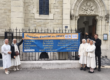 Les sœurs et le prêtre devant la chapelle, autour de la banderole des Journées d'amitié du 13 au 15 novembre